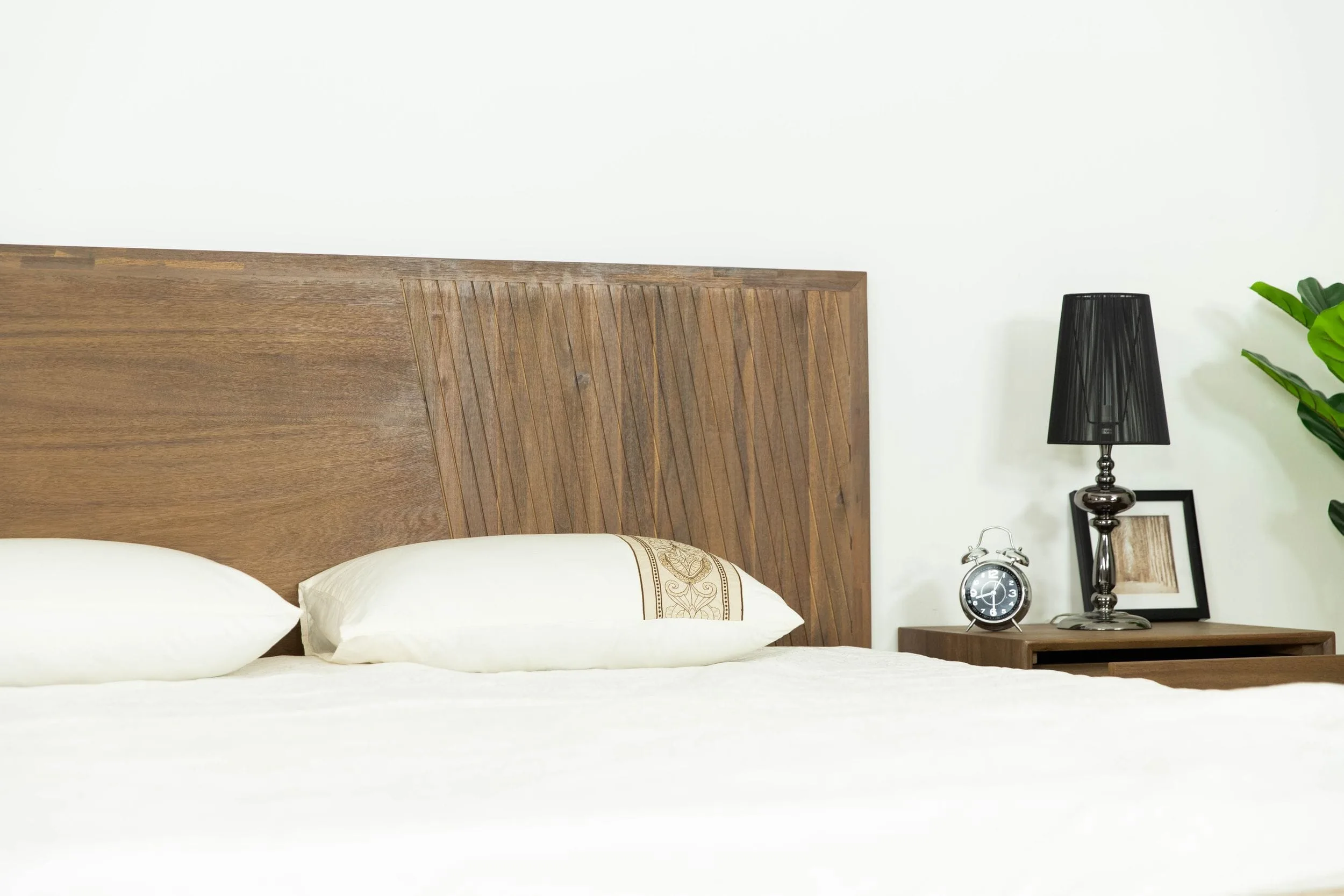Modrest Claire - Eastern King Contemporary Walnut Bed